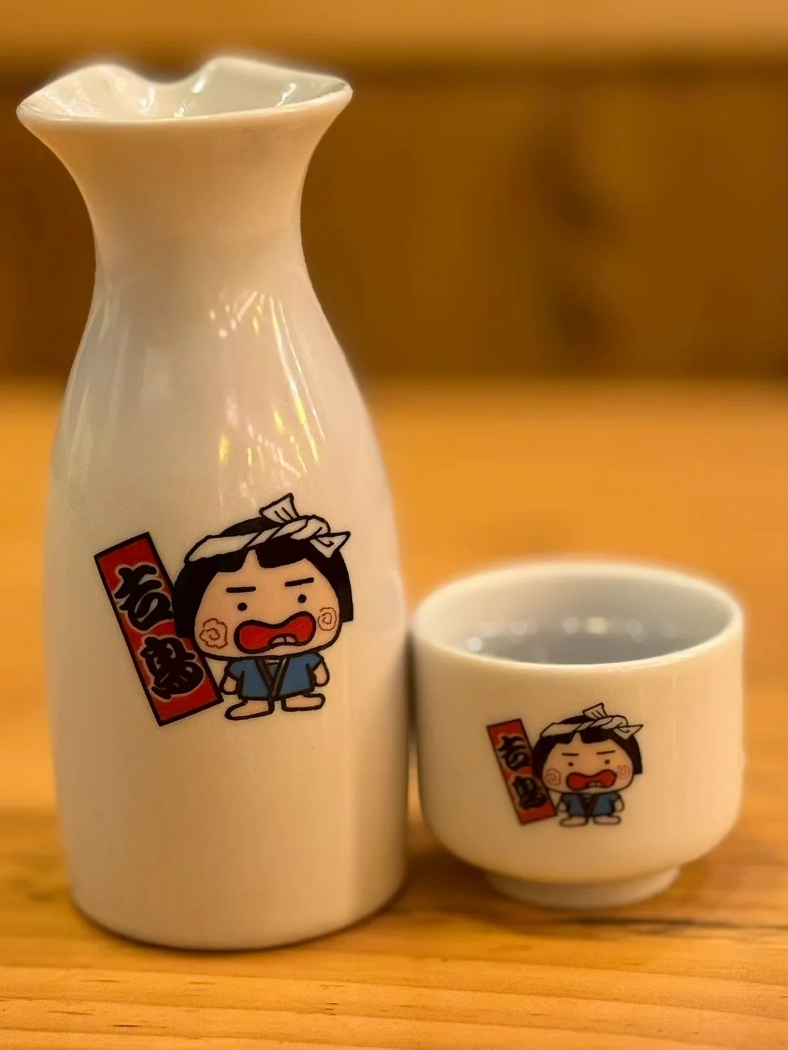 深夜帯まで賑わうカウンターと提灯